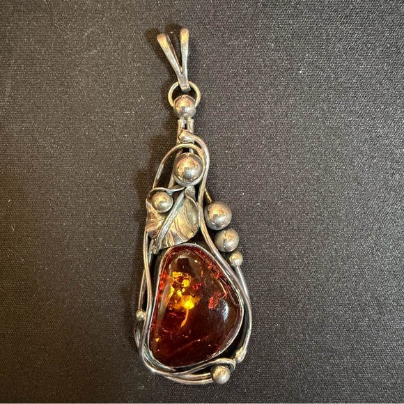 Elegant Silver and Amber Pendant Necklace - Picture 5 of 6